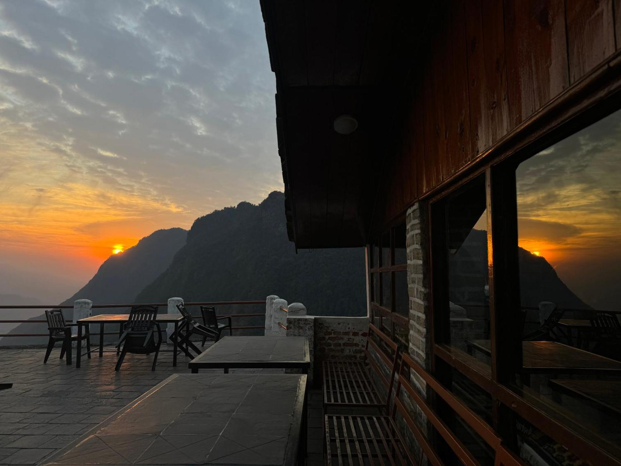 Es Deurali Resort Pokhara Exterior foto