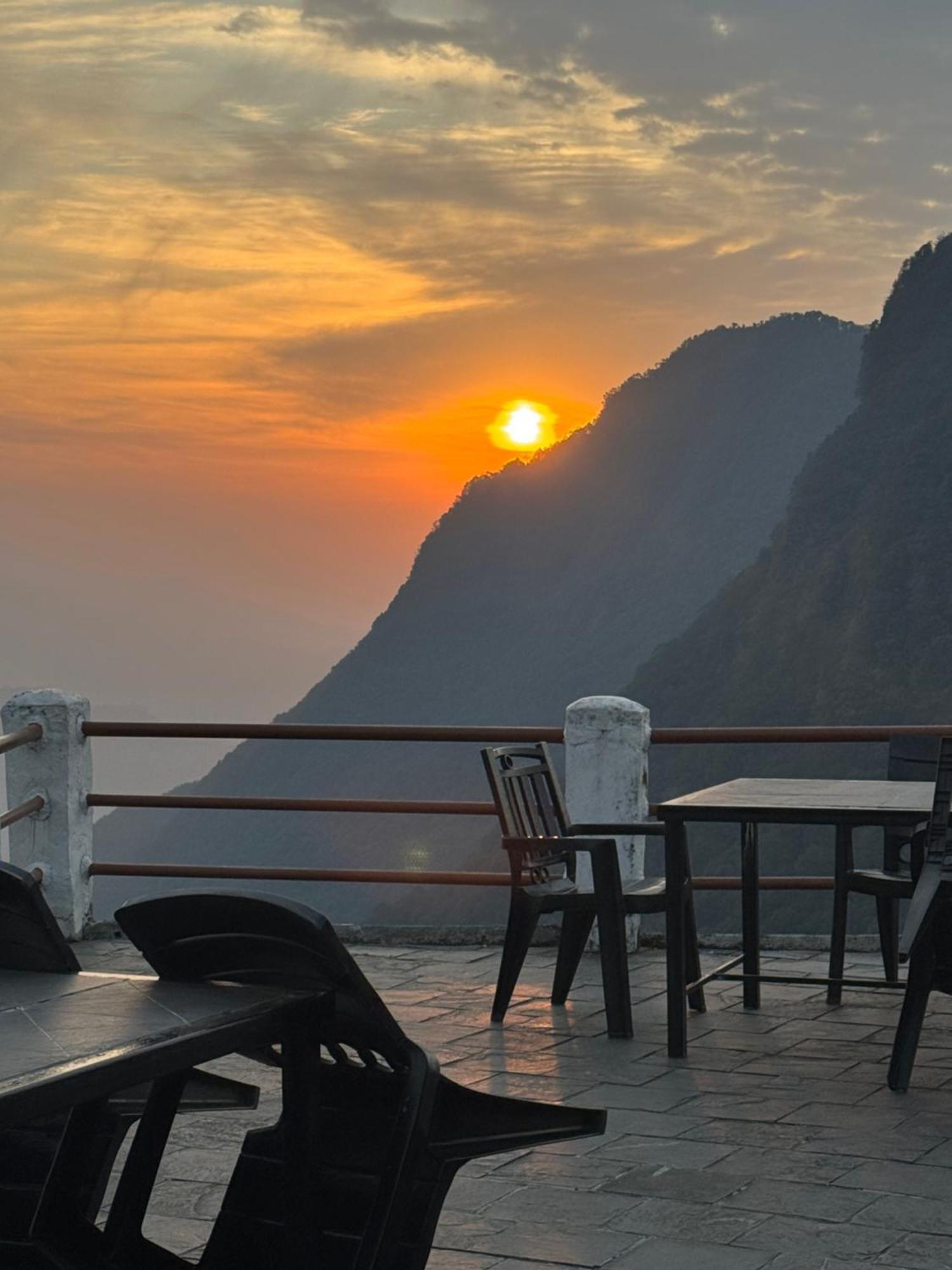 Es Deurali Resort Pokhara Exterior foto