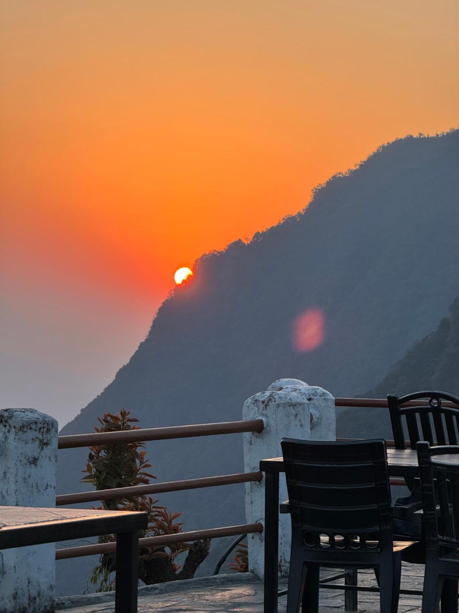 Es Deurali Resort Pokhara Exterior foto