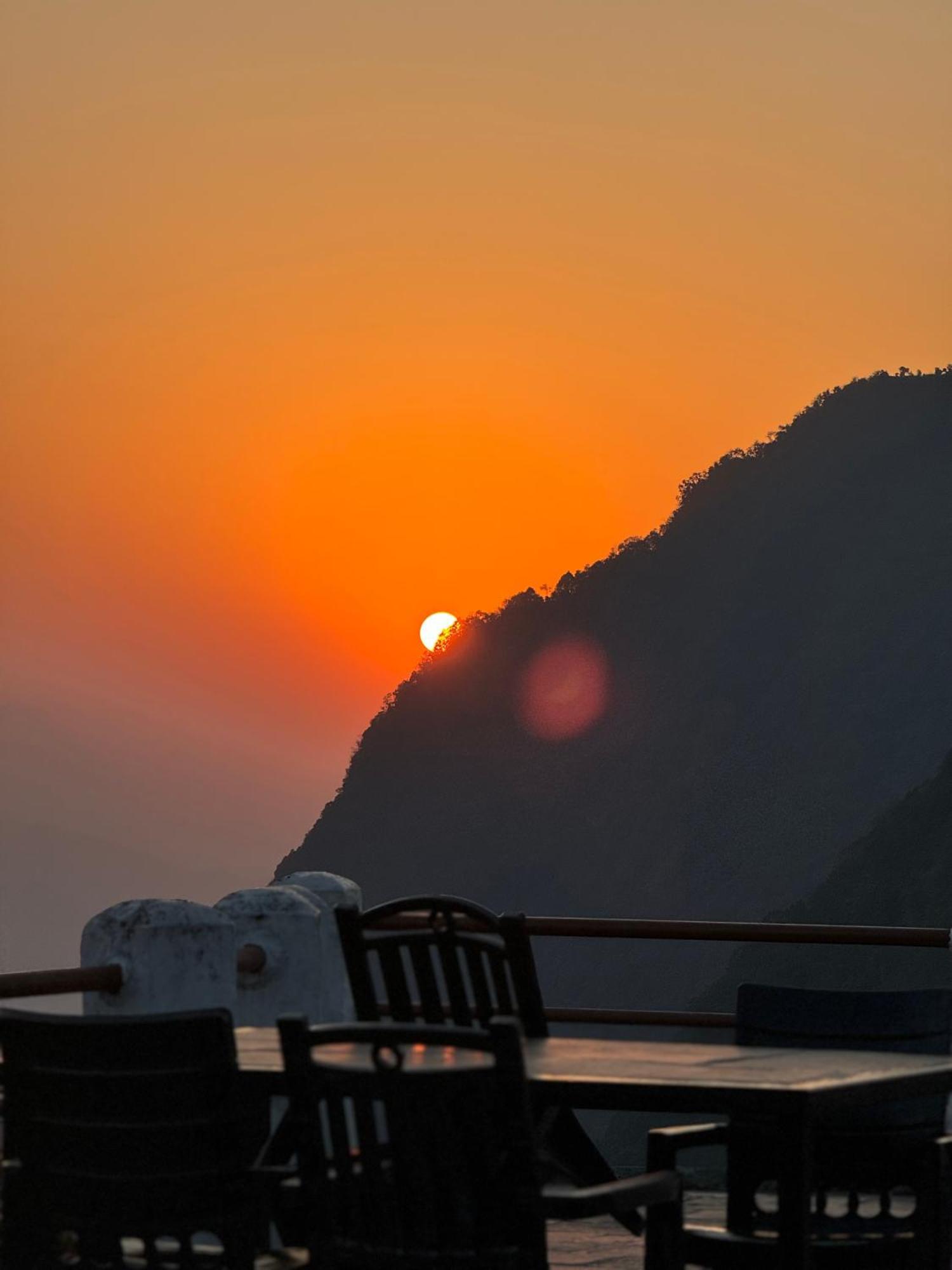 Es Deurali Resort Pokhara Exterior foto