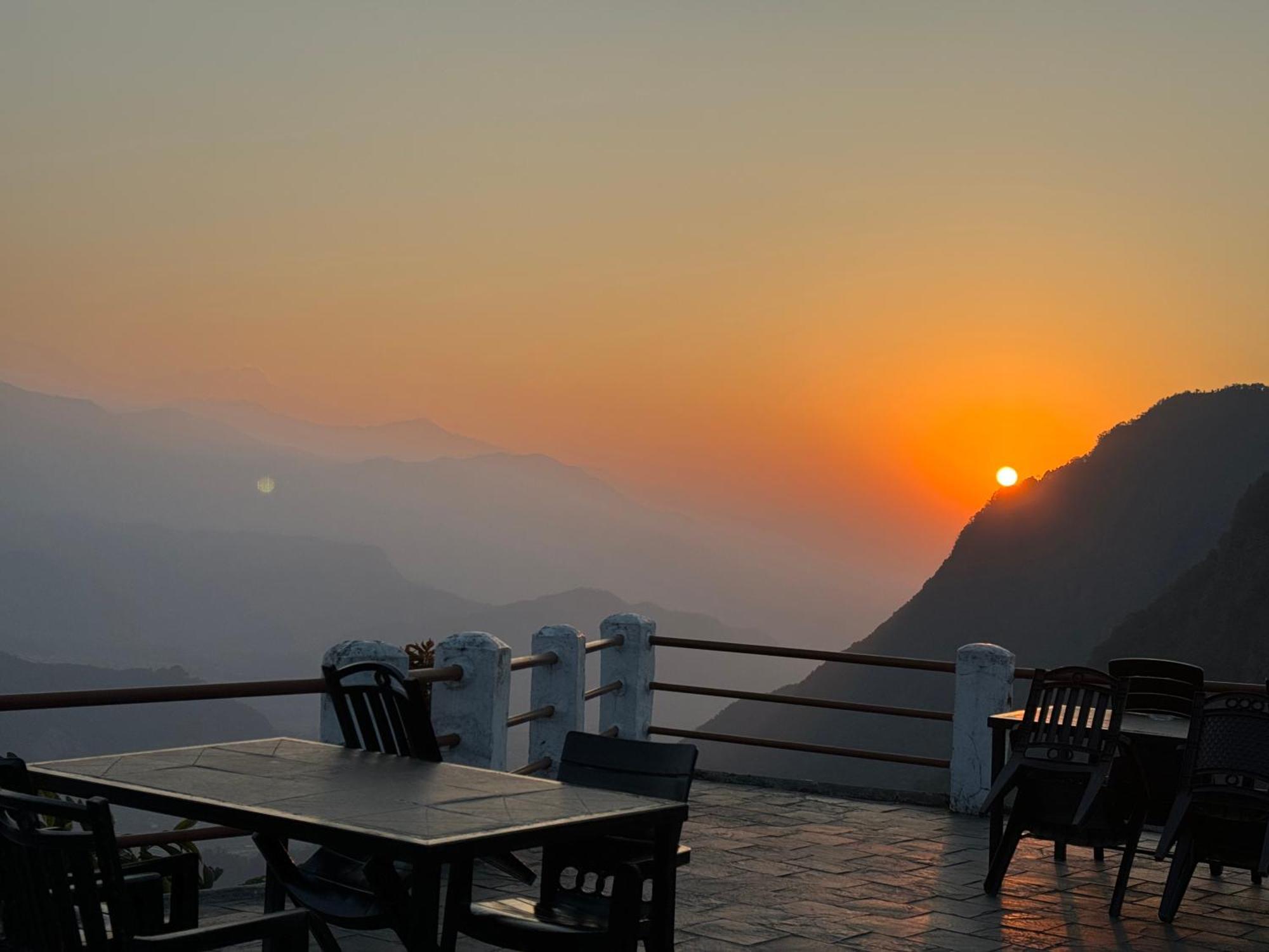 Es Deurali Resort Pokhara Exterior foto