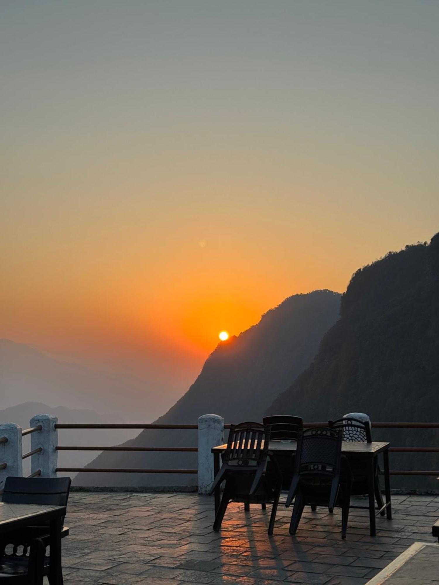 Es Deurali Resort Pokhara Exterior foto