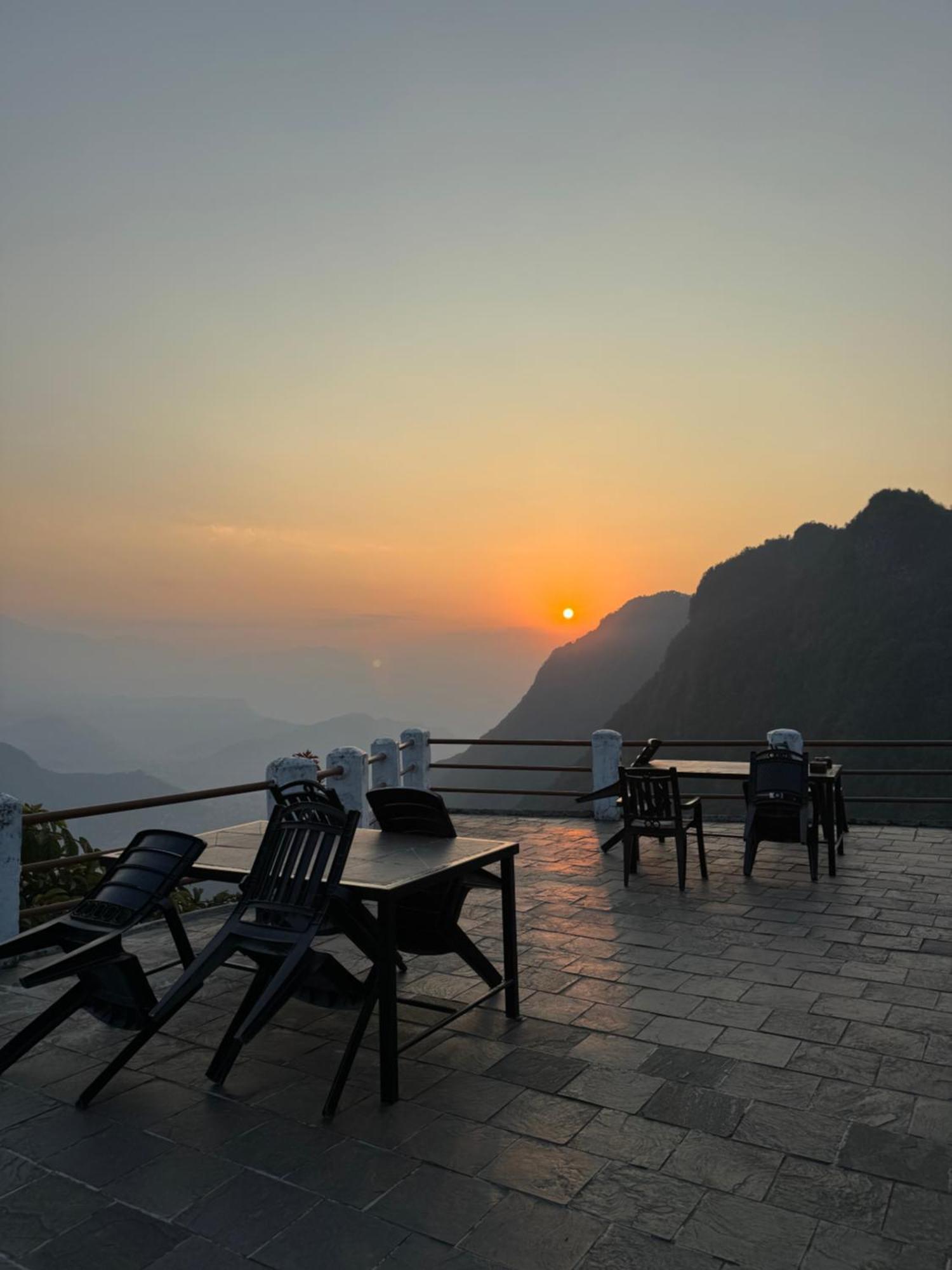 Es Deurali Resort Pokhara Exterior foto